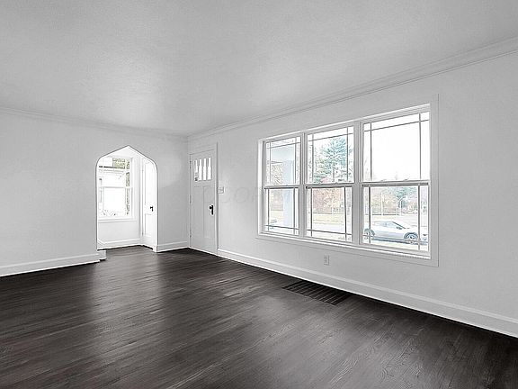 4th image of 689 Arlington Ave