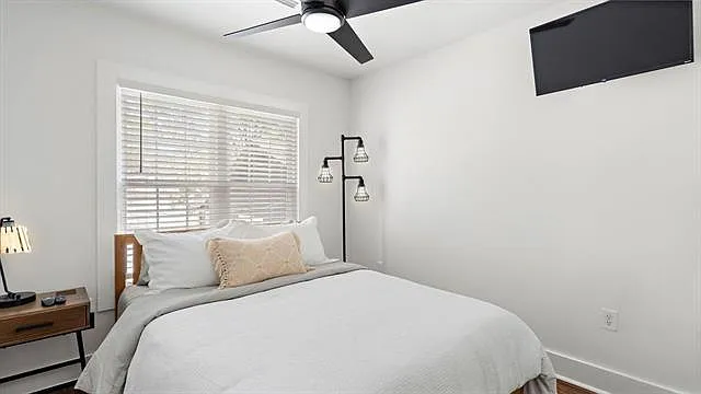 208 S Oak St — Photo 13