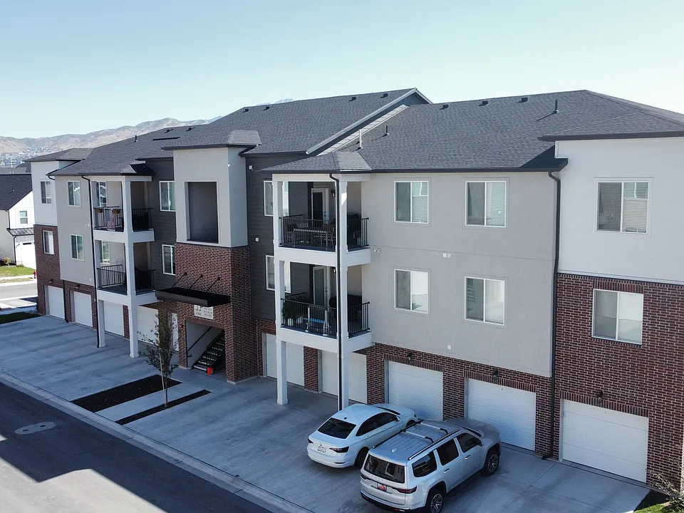 1092 N Sawtooth Way #204
