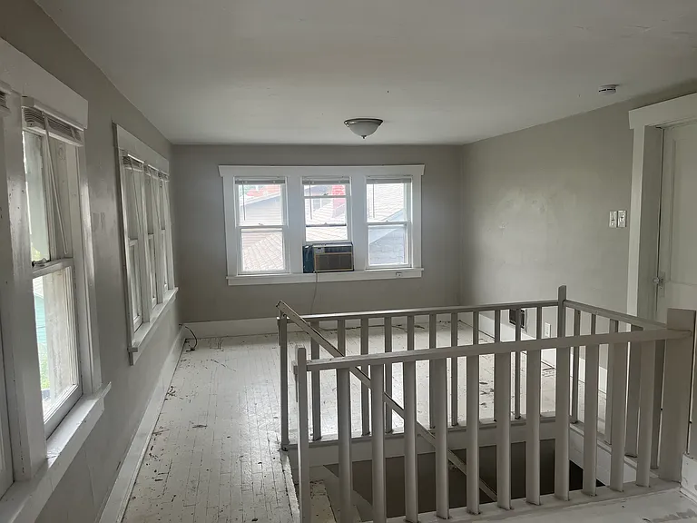 1215 SW Washburn Ave — Photo 6