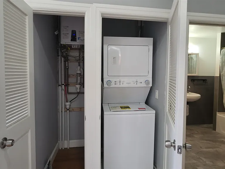 100 Griffith St #1R — Photo 4