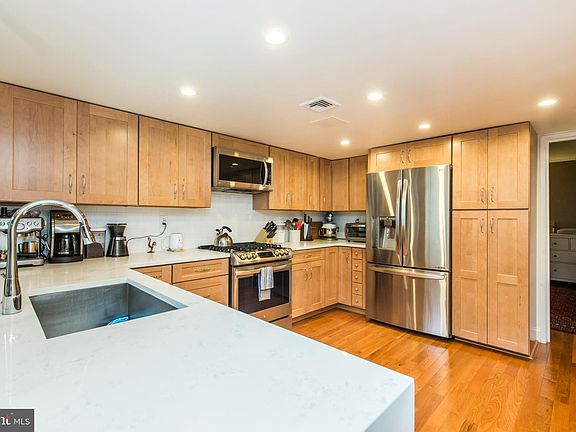 5th image of 40 Saint James Ct #28