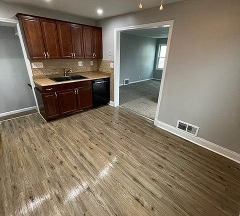 4th image of 33 Tillotson Pl