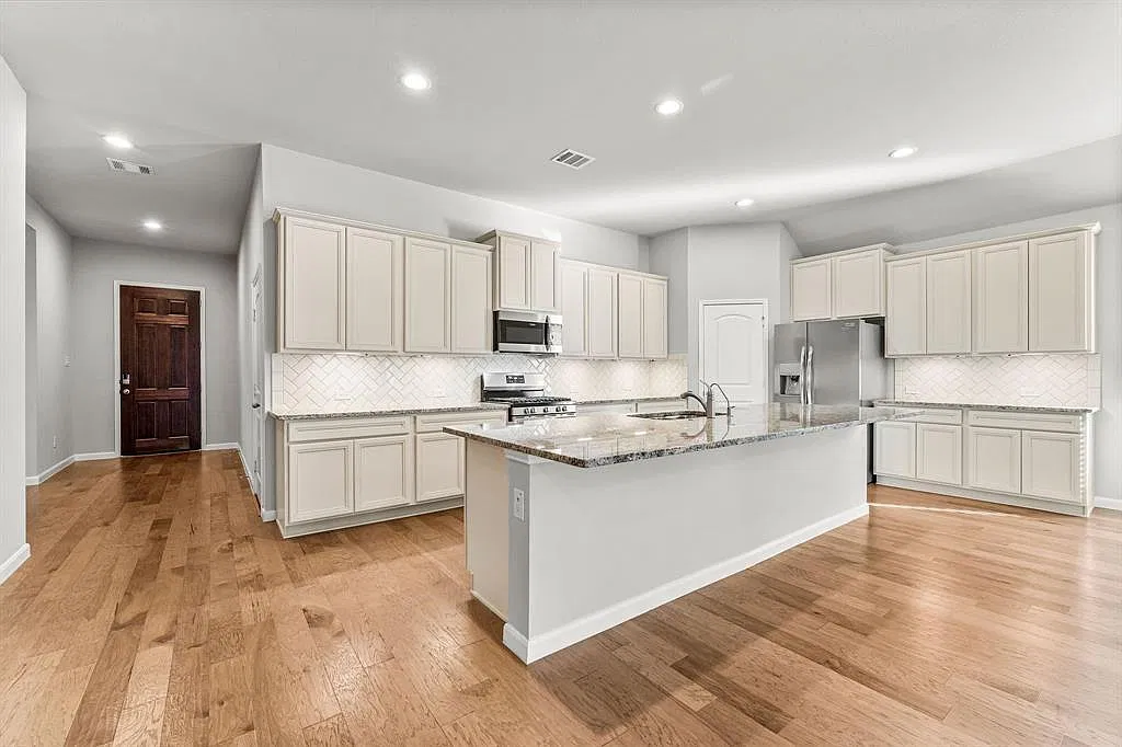 4 bed, 3.0 bath, 2645 sqft, $2,700 — Photo 3