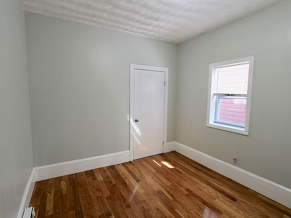 4th image of 94 E Cottage St #3