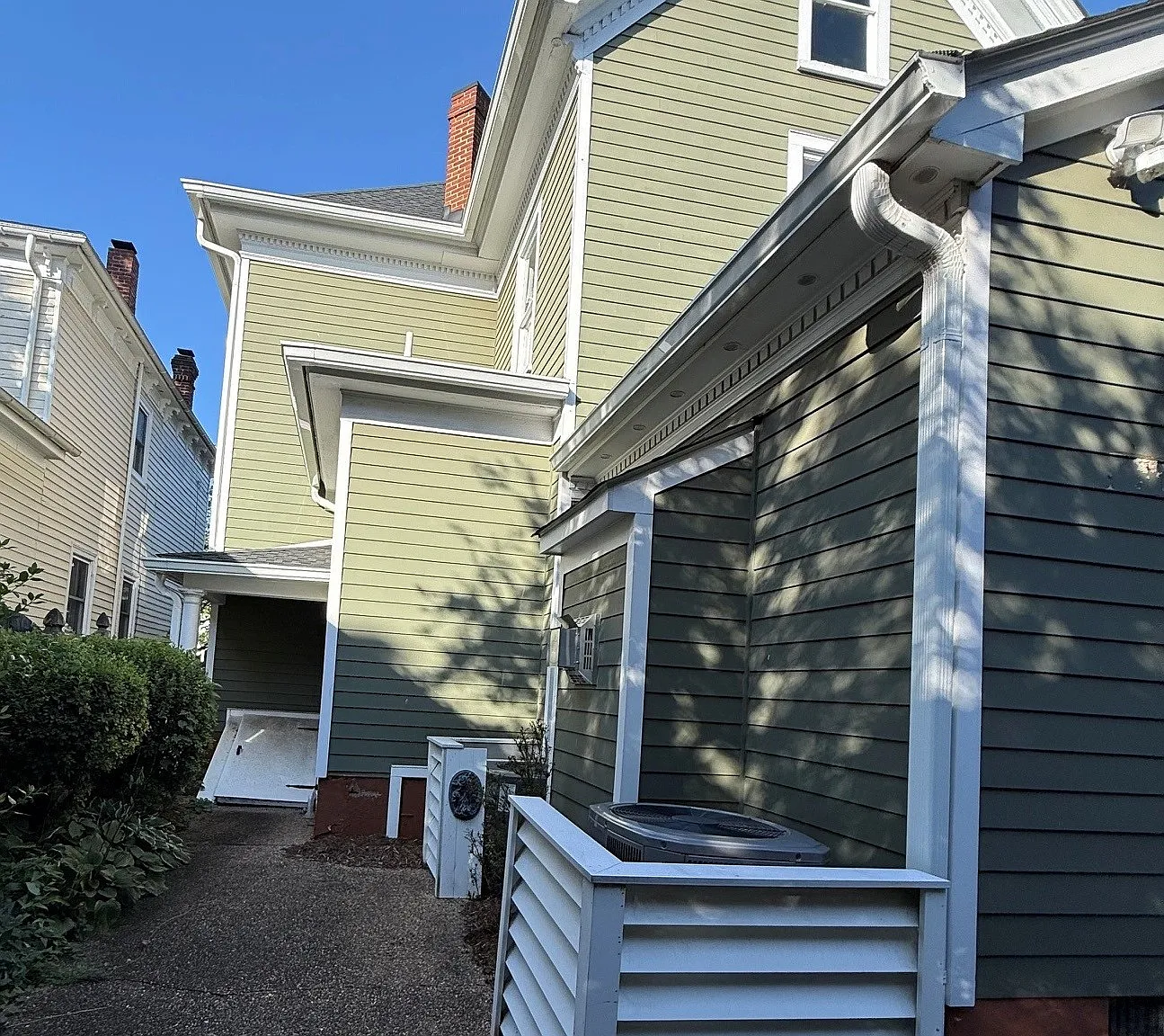 4 bed, 2.5 bath, 2918 sqft, $4,000 — Photo 3