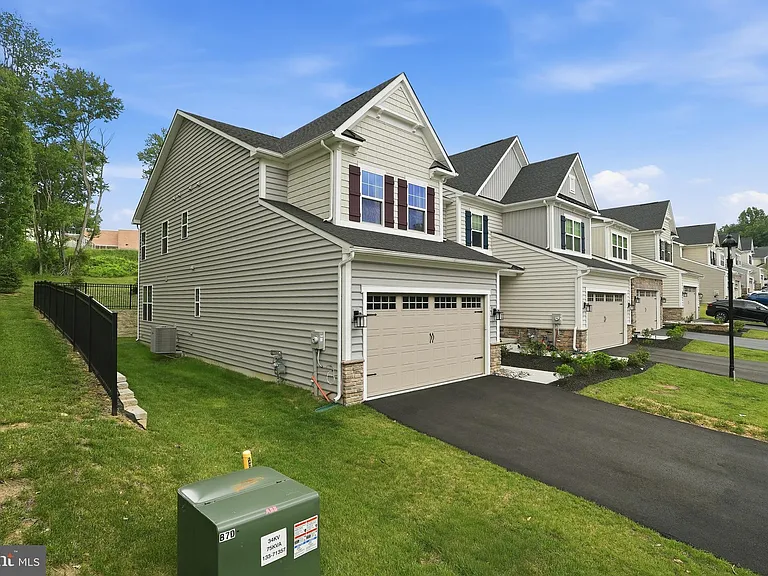 411 W Ponds Edge Dr — Photo 3