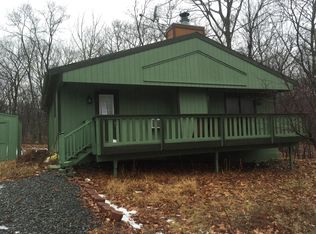 722 Gold Finch Rd, Bushkill, PA 18324