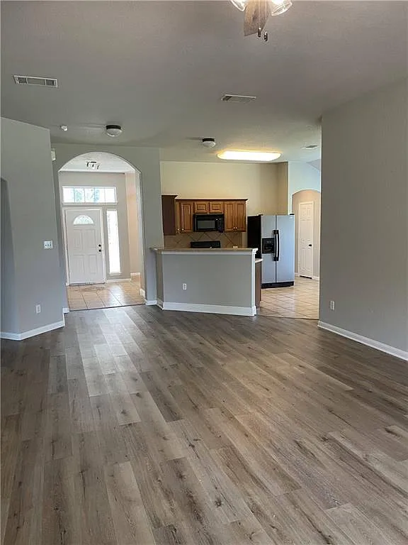 3 bed, 2.0 bath, 1864 sqft, $2,100 — Photo 4