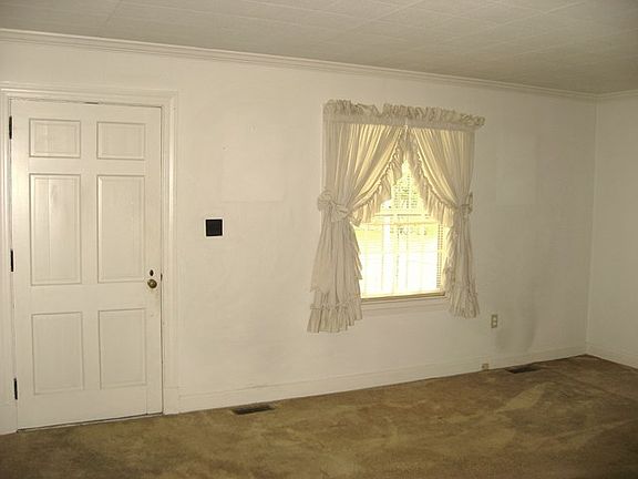5th image of 8 Mansion Dr