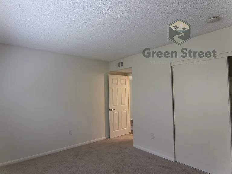 6812 Hyde Park Dr — Photo 19