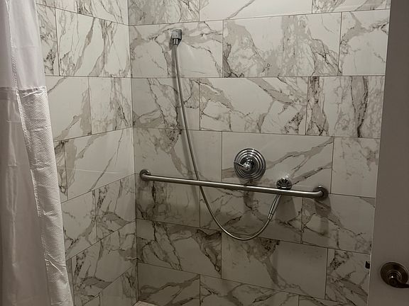 4th image of 1433 Hancock St #203