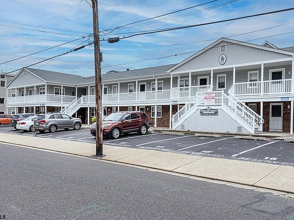 2nd image of 825 Plymouth Pl #5