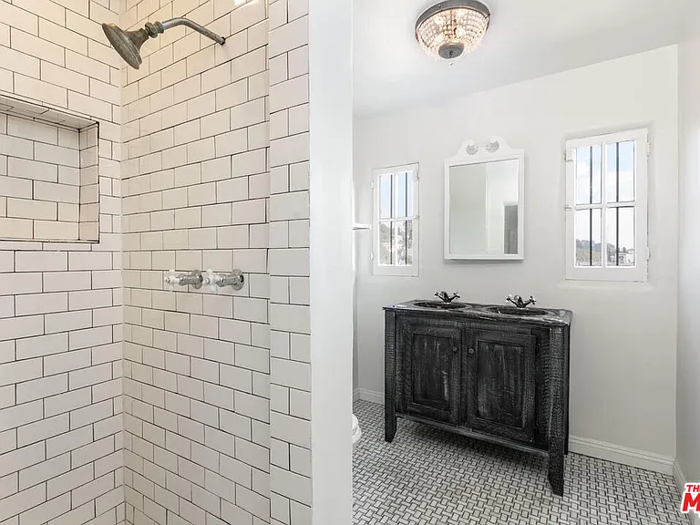 2030 Vine St — Photo 19