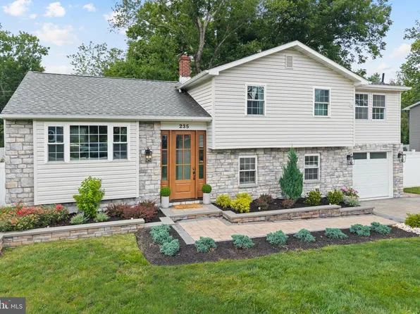 235 Valley Dr, Morrisville, PA 19067