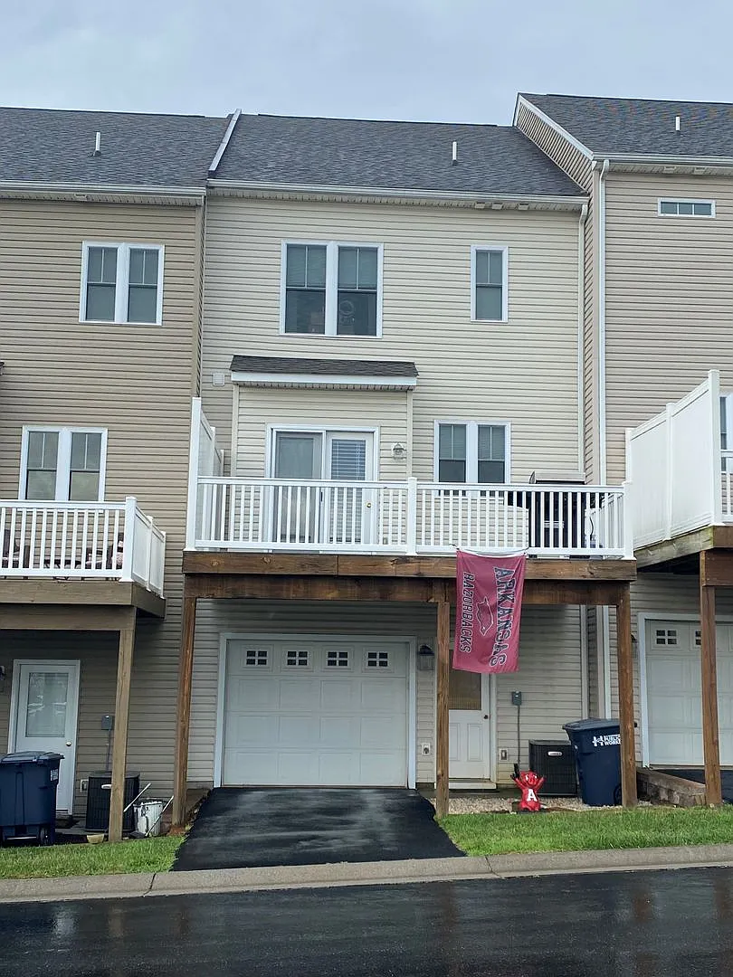 Townhouse on Deyerle Ave — Photo 2