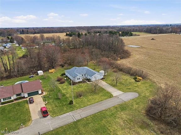 4th image of 28 Lake Park Dr