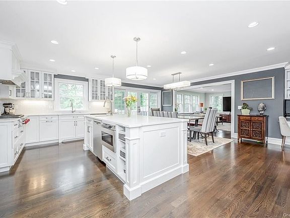 3rd image of 14 Beechwood Ln