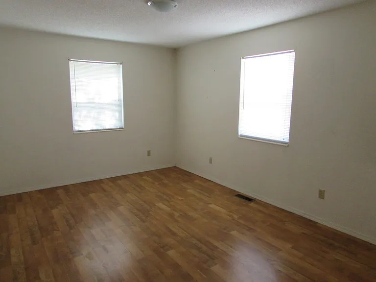 307 E Main St — Photo 4