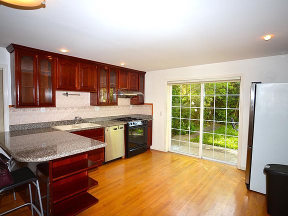 3rd image of 251 Vicente St