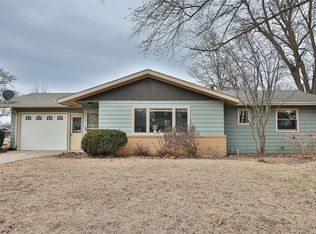 1409 Country Club Dr, Pella, IA 50219