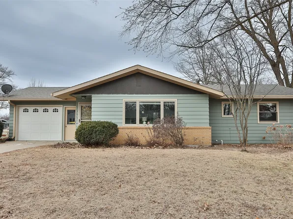 1409 Country Club Dr, Pella, IA 50219