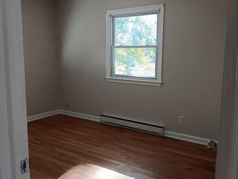 110 Middlesex Dr — Photo 33