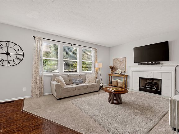 3rd image of 7 E Wisteria Way
