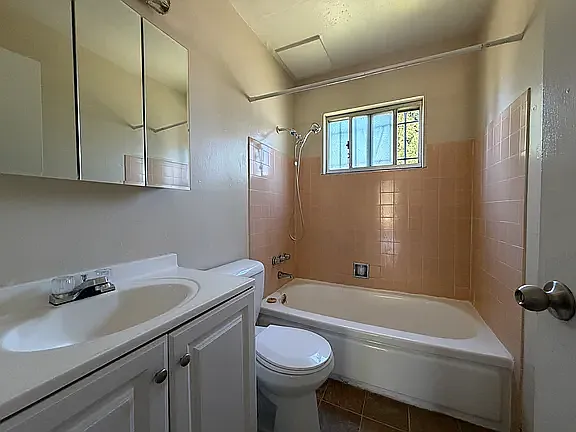 Bright & Comfortable 1-Bedroom in Oakland's Dimond District Parking Available — Photo 3