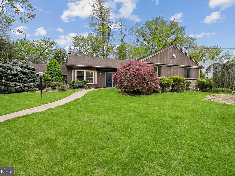 410 Narragansett Dr — Photo 1