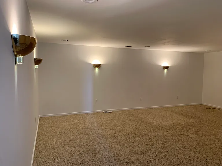 470 Lynetree Dr — Photo 7