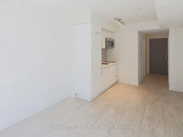 576 Front St W #627 — Photo 1