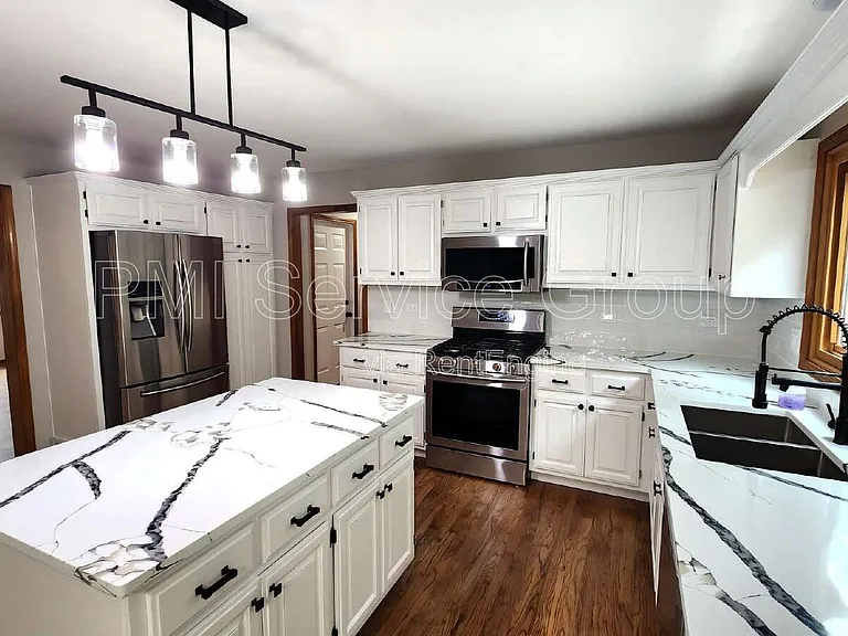 3467 Charlemaine Dr — Photo 2