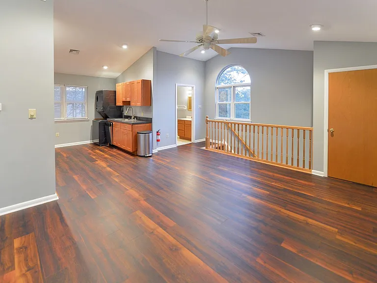 107 E Kings Hwy — Photo 9