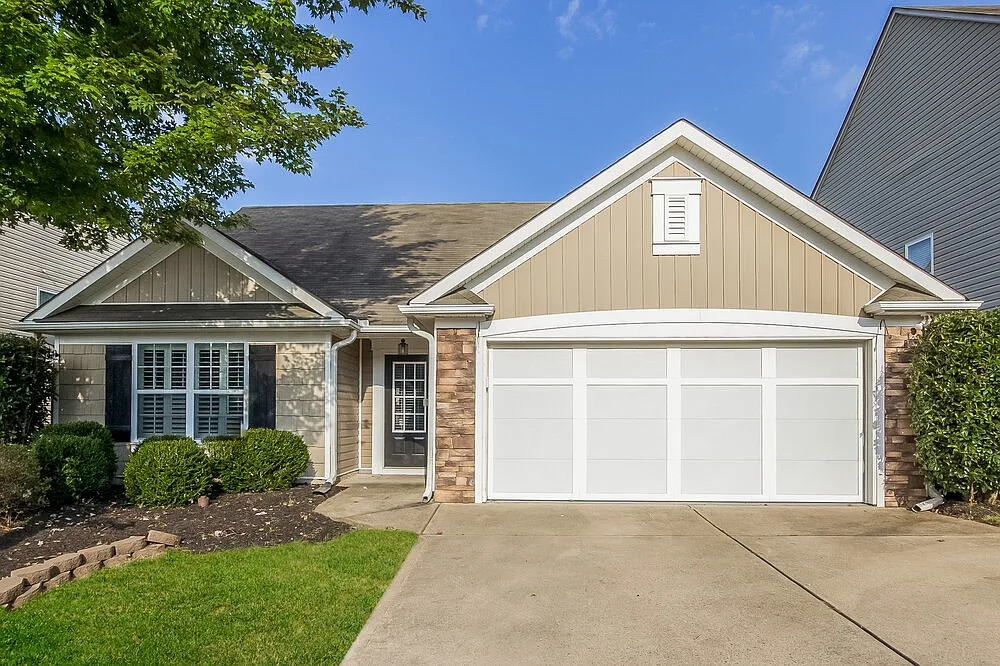 3 bed, 2.0 bath, 1404 sqft, $2,355 — Photo 1