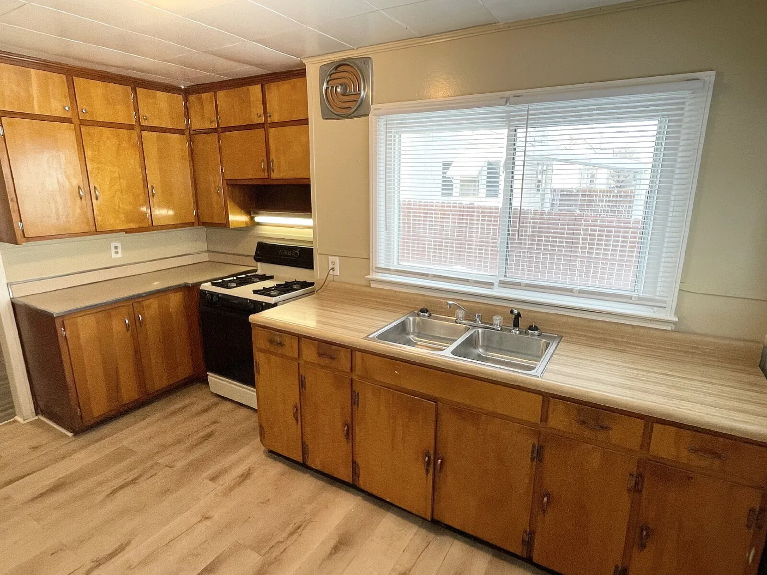 3 bed, 1.0 bath, $1,095 — Photo 3