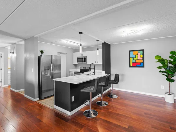 10501 Cedar Lake Rd APT 512, Minnetonka, MN 55305