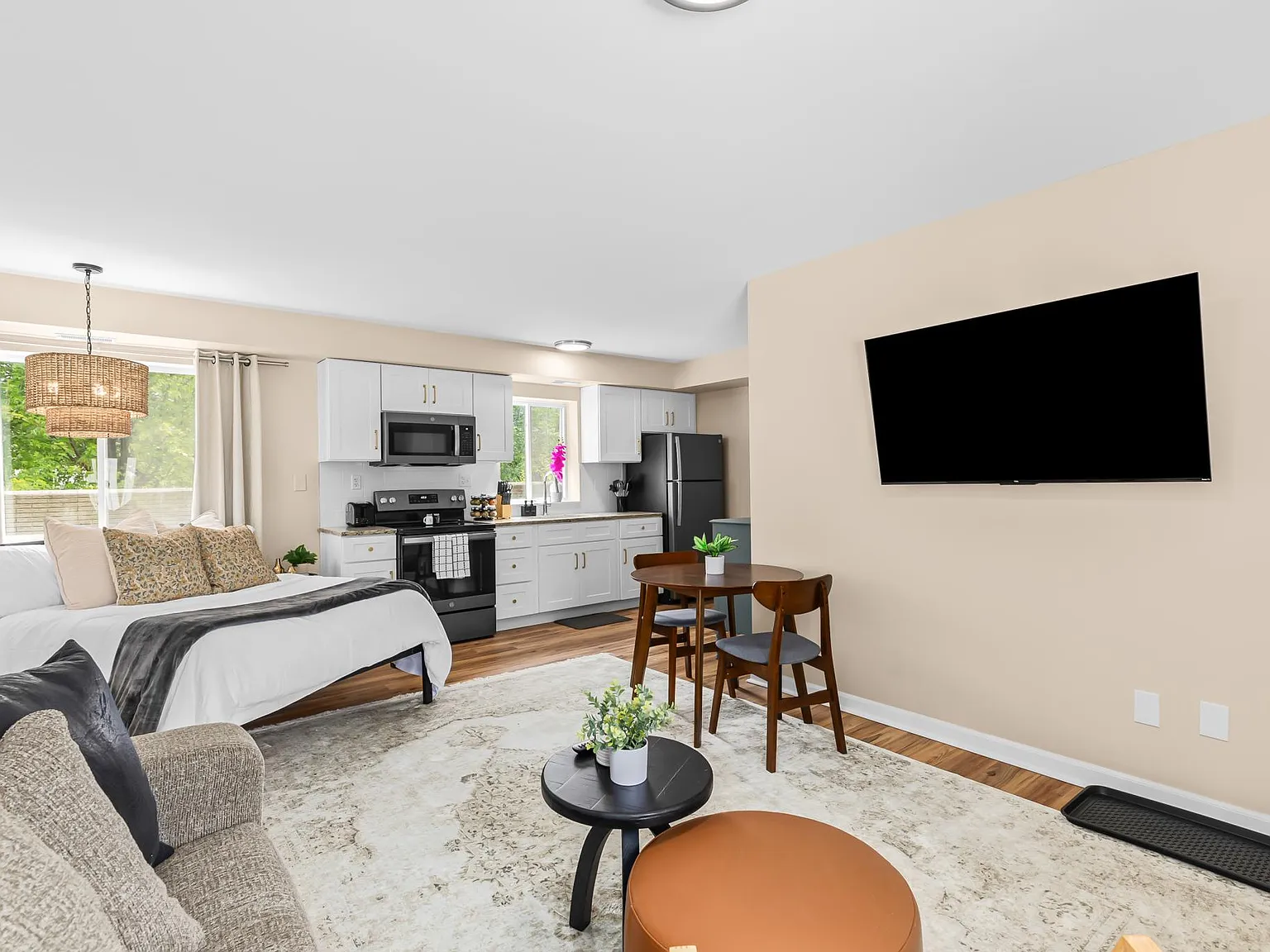 Studio, 600 sqft, $2,200 — Photo 2