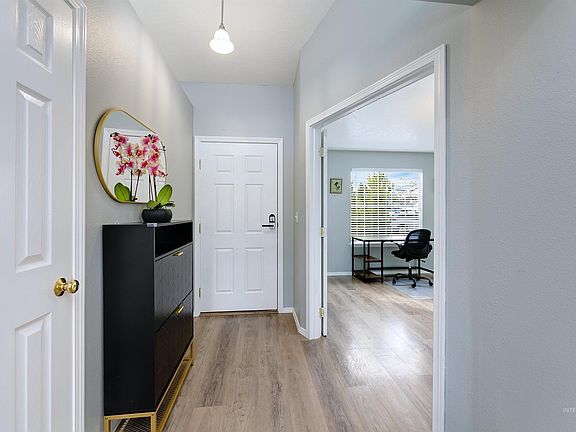 4th image of 2020 W Aldbury Ave