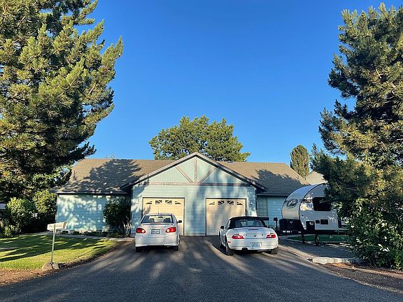 Gorgeous, one level duplex