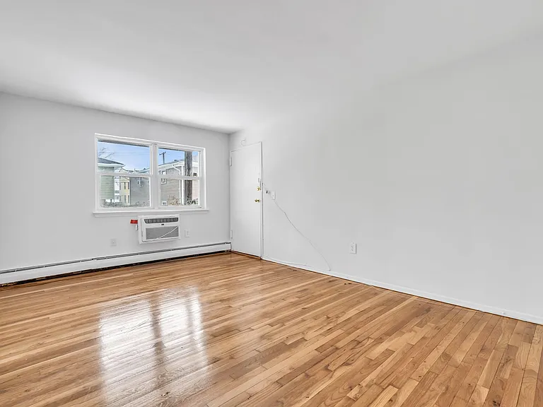 5th Avenue Apartments — Photo 8