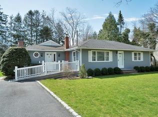 25 School St, Westhampton, NY 11978