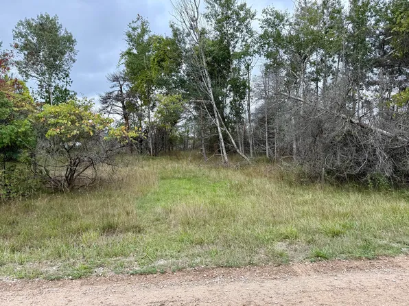 1 Greenway St, Onekama, MI 49675