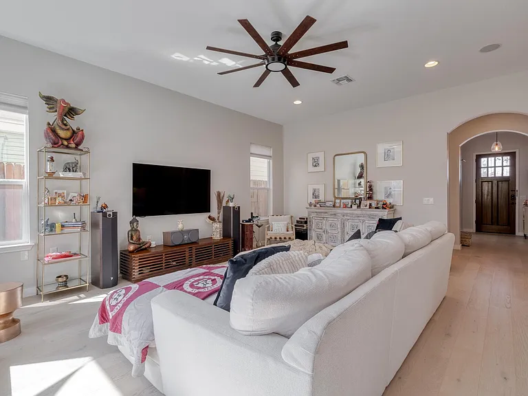 2117 McBee St — Photo 4