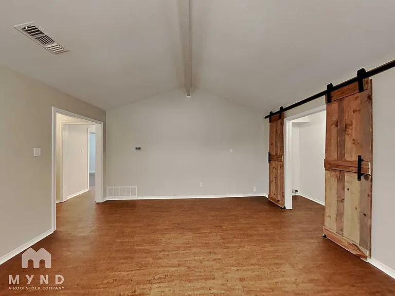 461 NW Charlyne Dr — Photo 3