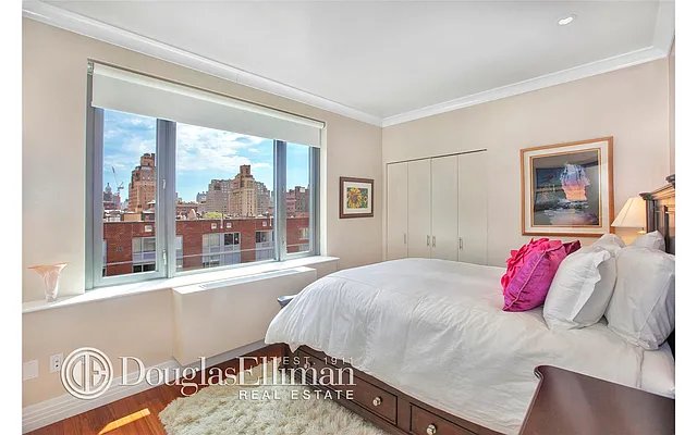 Sold by Douglas Elliman | media 21