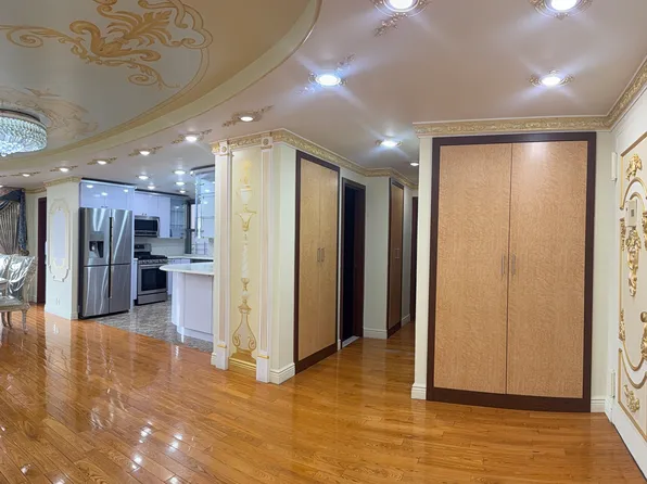 61-20 Grand Central Pkw image 4 of 14