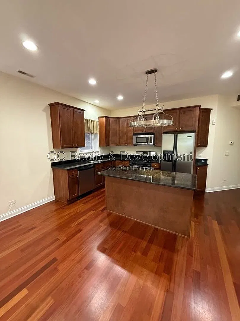 3 bed, 3.0 bath, 1450 sqft, $2,200 — Photo 3