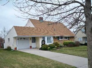 115 Bobolink Ln, Levittown, NY 11756