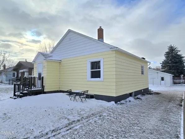 213 1st Ave NE, Beulah, ND 58523